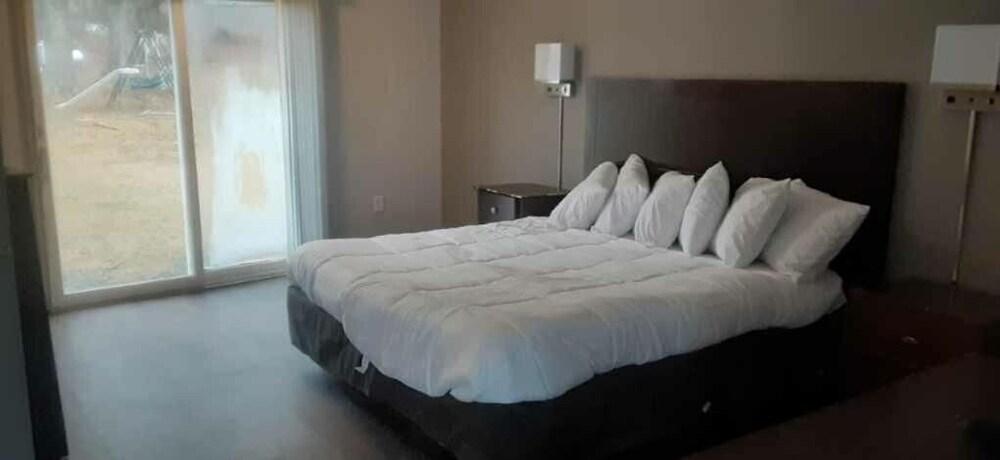 Maplehurst Motel photo 11