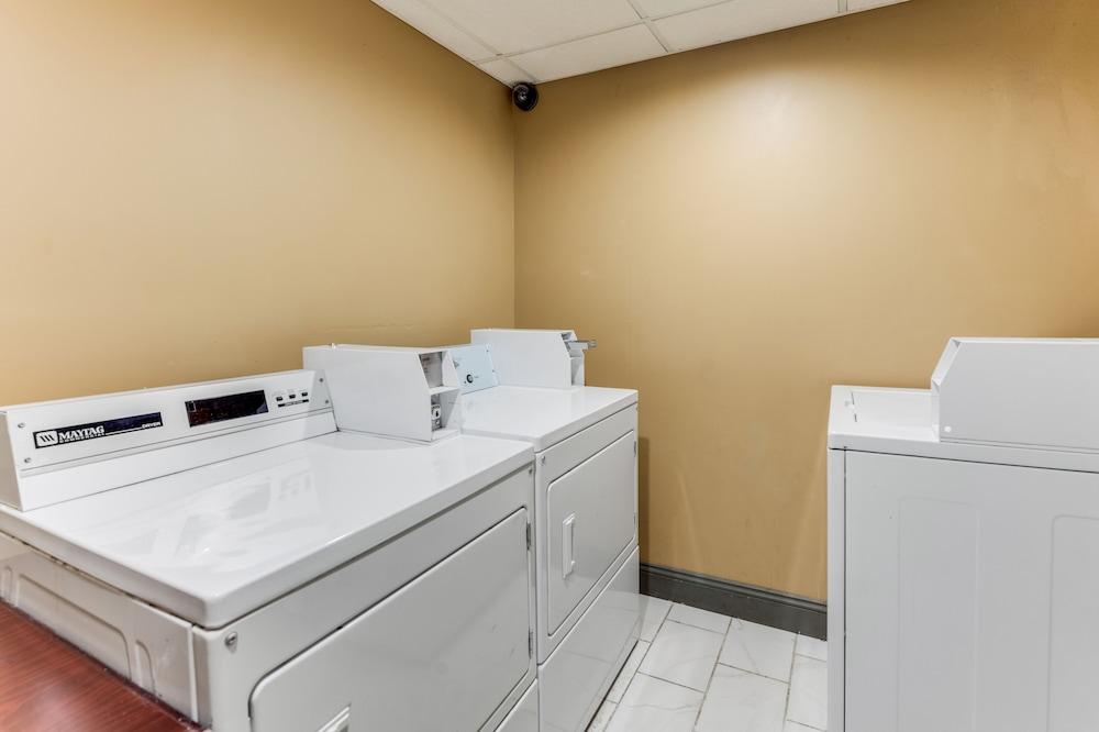Econo Lodge Inn And Suites photo 22