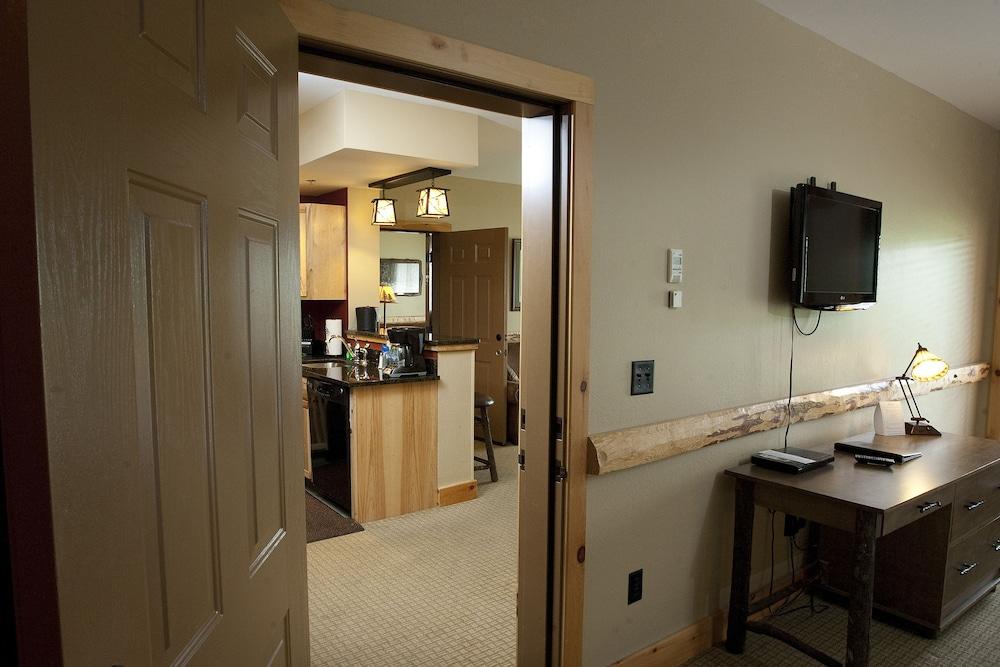 Hope Lake Lodge & Indoor Waterpark photo 8