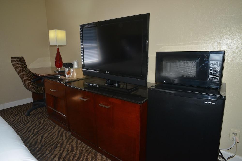 Hometown Inn & Suites photo 33