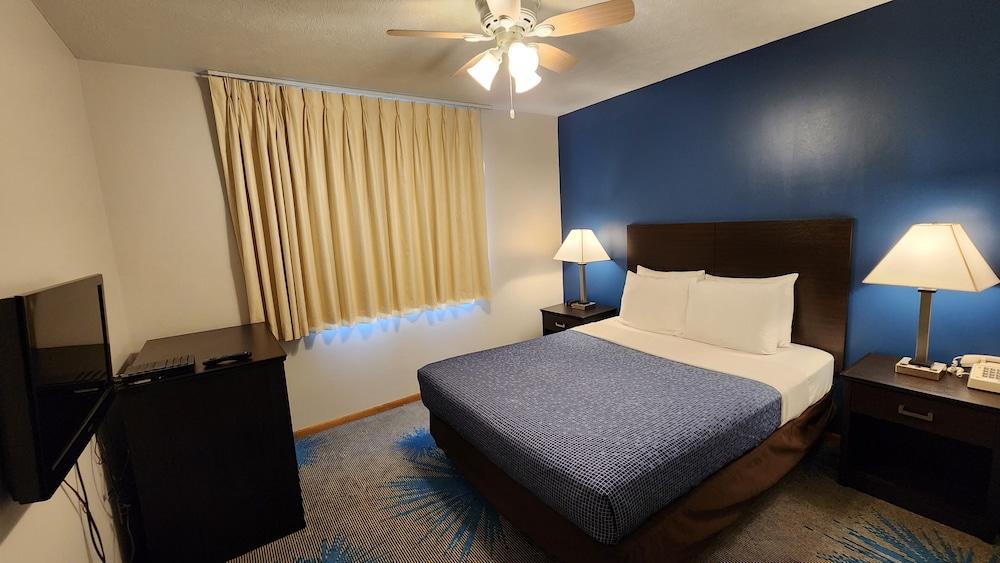 Econo Lodge Lakeshore photo 7