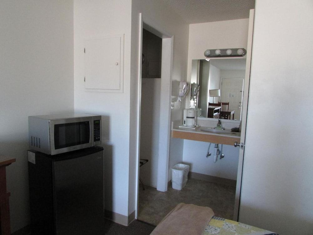 Douglas Inn & Suites photo 11