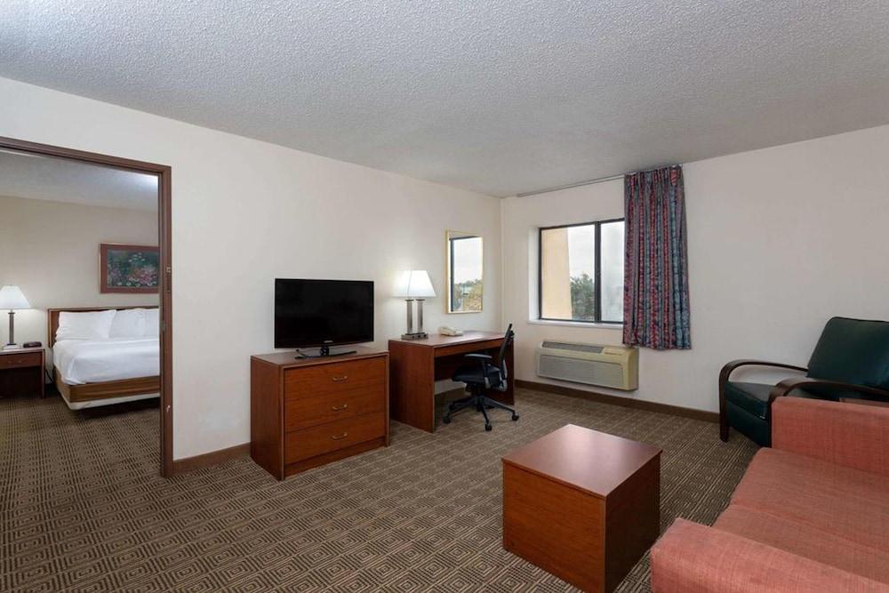 Norwood Inn & Suites by BlissPoint Post Rd Indianapolis photo 52