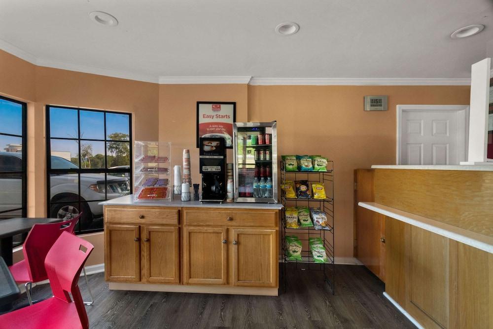 Econo Lodge Cornersville I-65 photo 6