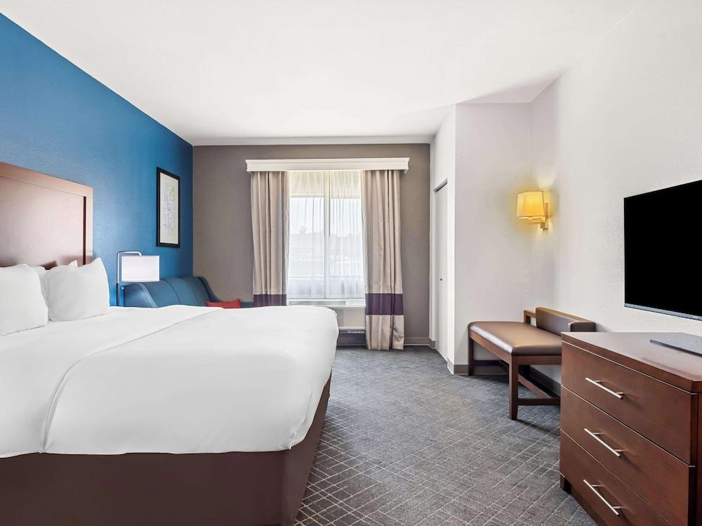 Comfort Suites Lindale - Tyler North photo 20