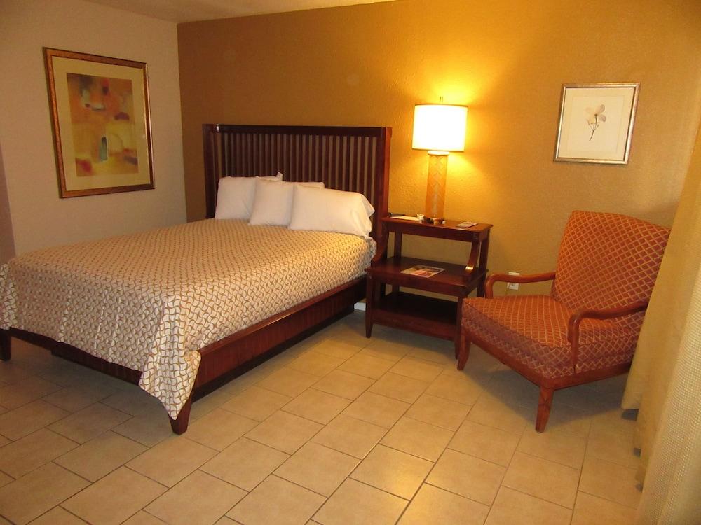 El Patio Inn photo 13