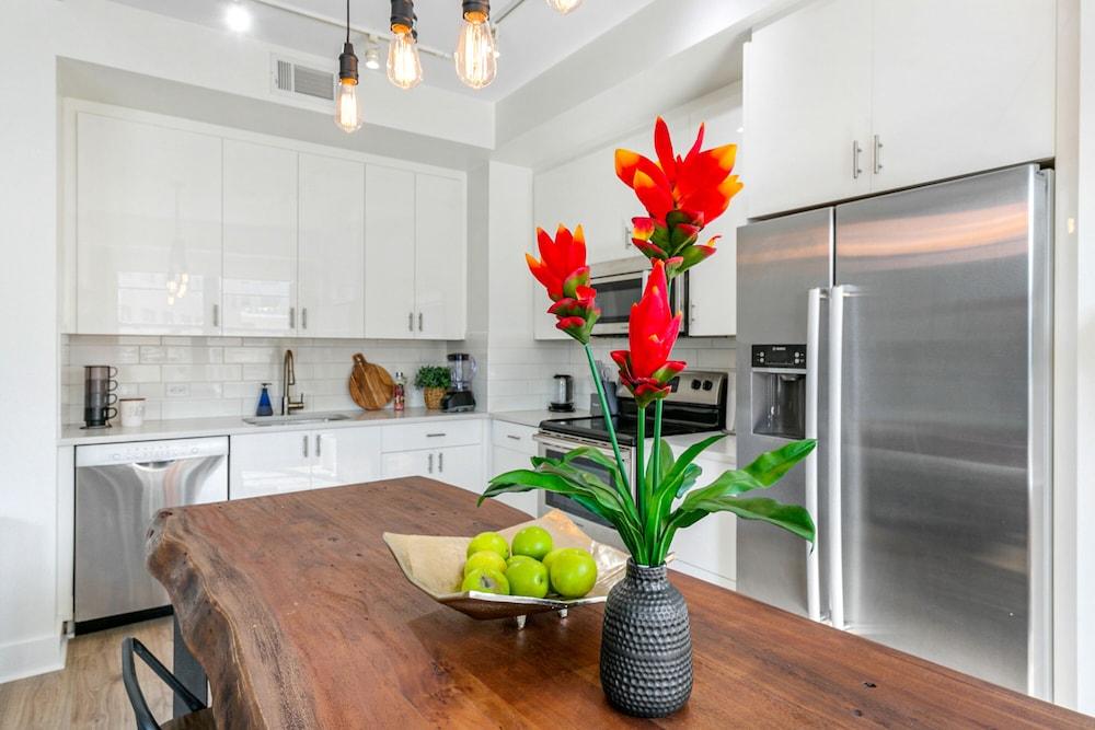 Modern Condos in California Building by Hosteeva photo 43