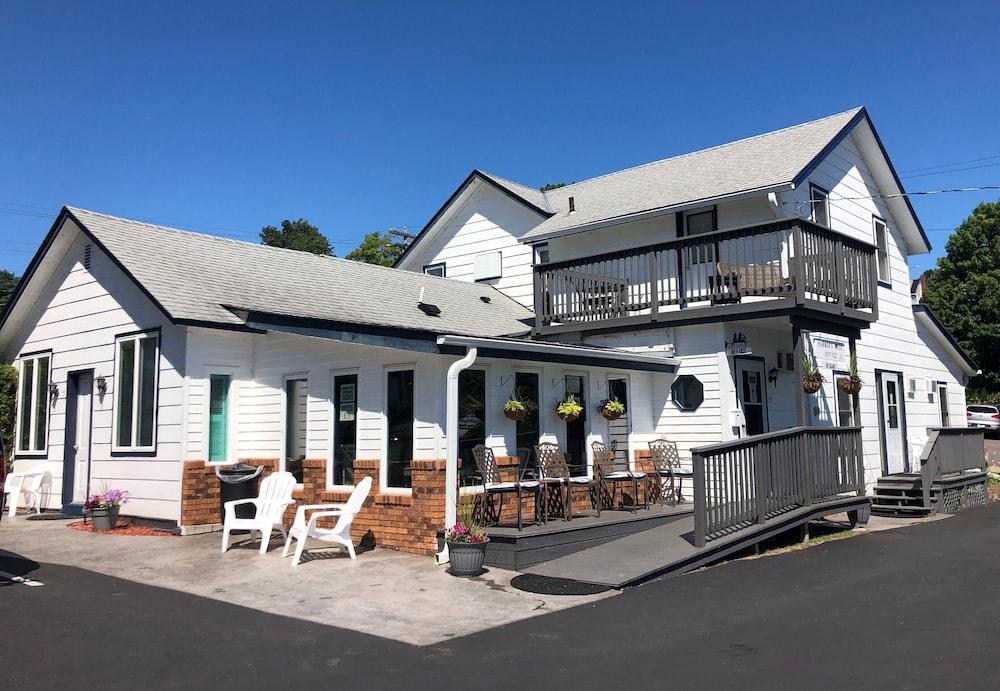 Harbor's Edge Motel photo 65