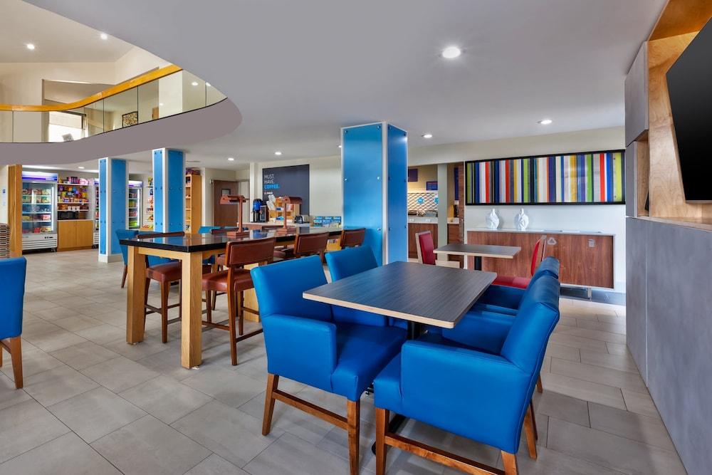 Holiday Inn Express Detroit-Warren by IHG photo 16