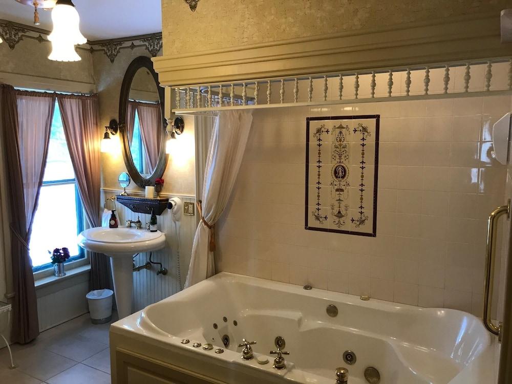 Iron Amethyst Inn   Boutique Hotel photo 23