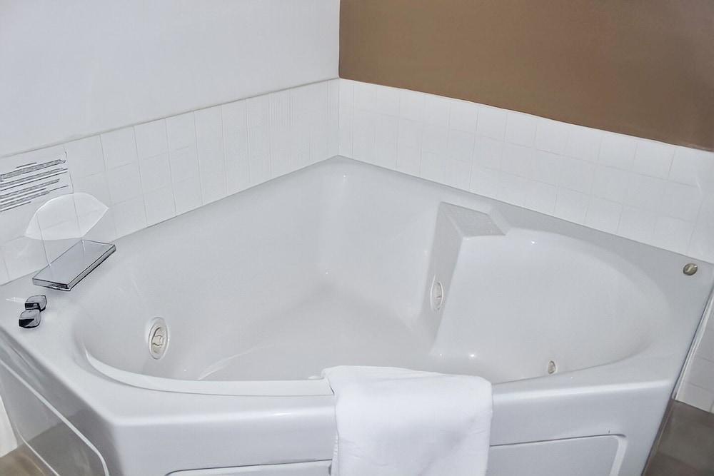 AmeriVu Inn and Suites - Stanley photo 26
