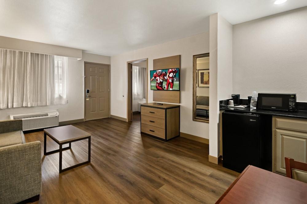 Red Roof Inn & Suites Irving – DFW Airport South photo 34