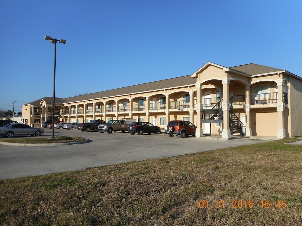 Crossroads Inn & Suites photo 13