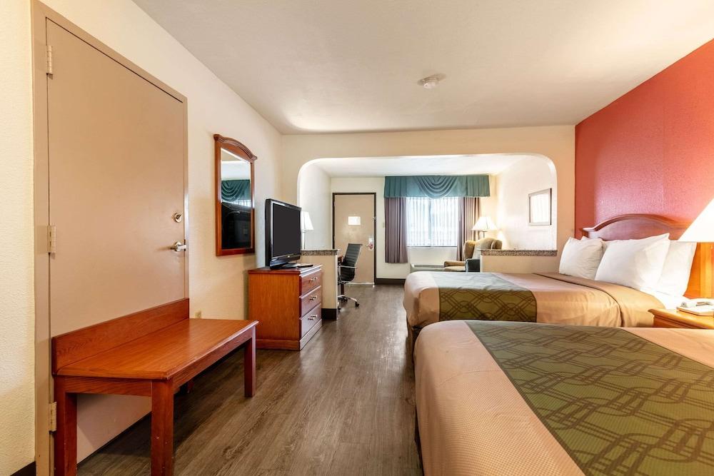 Econo Lodge Inn & Suites Memphis East photo 40