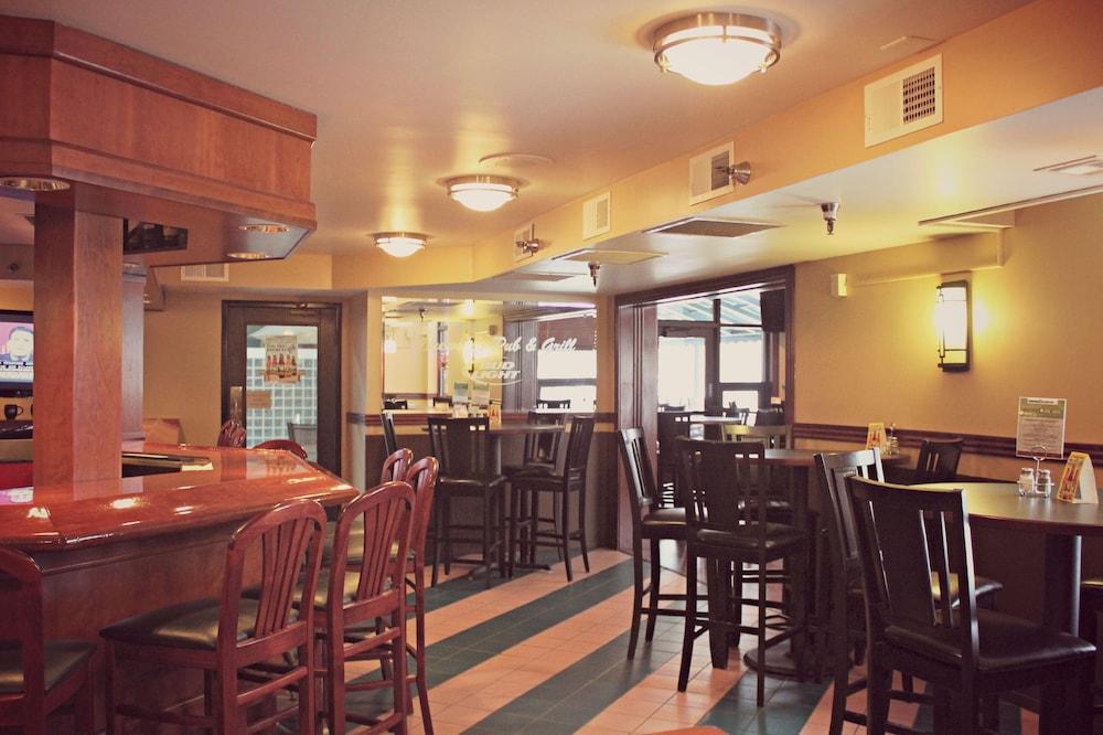 Express Suites Riverport Inn & Suites photo 12