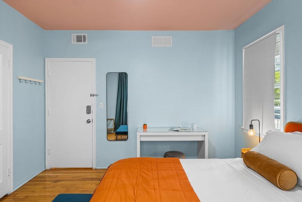 Blue Flamingo Suites photo 98