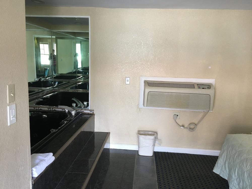 Chisholms Motor Inn photo 10