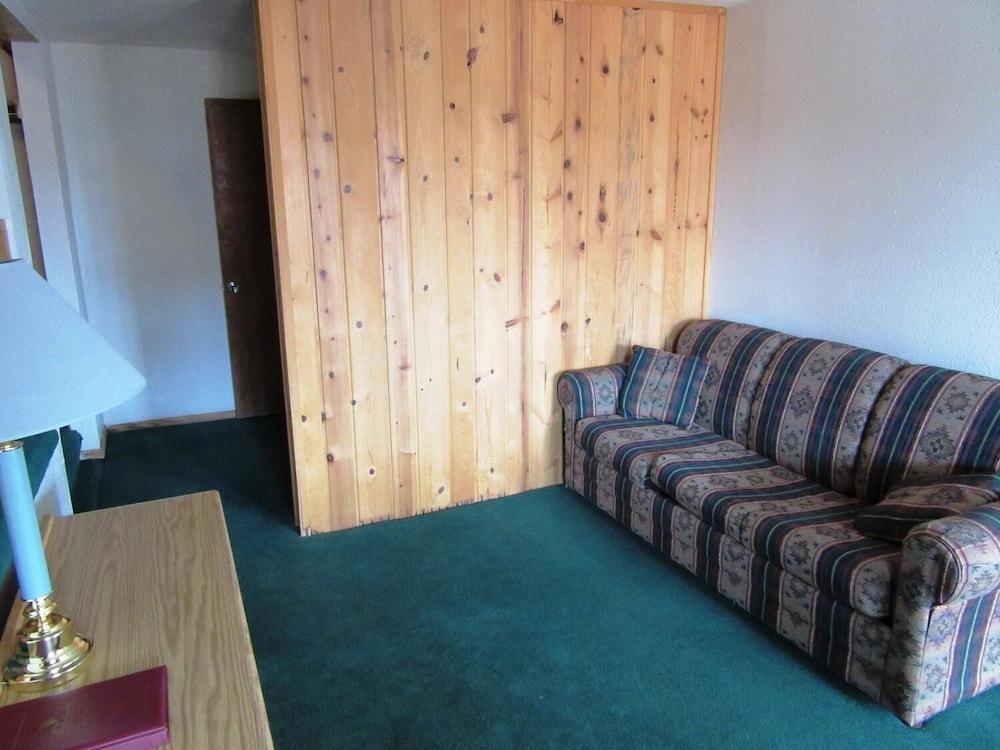 Traveler's Lodge photo 30