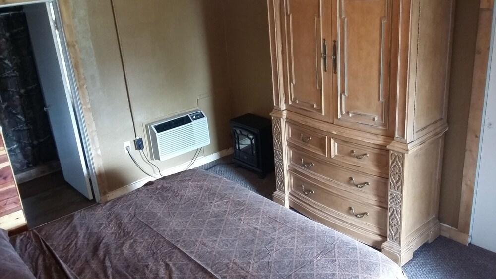 Headwaters Motel photo 7