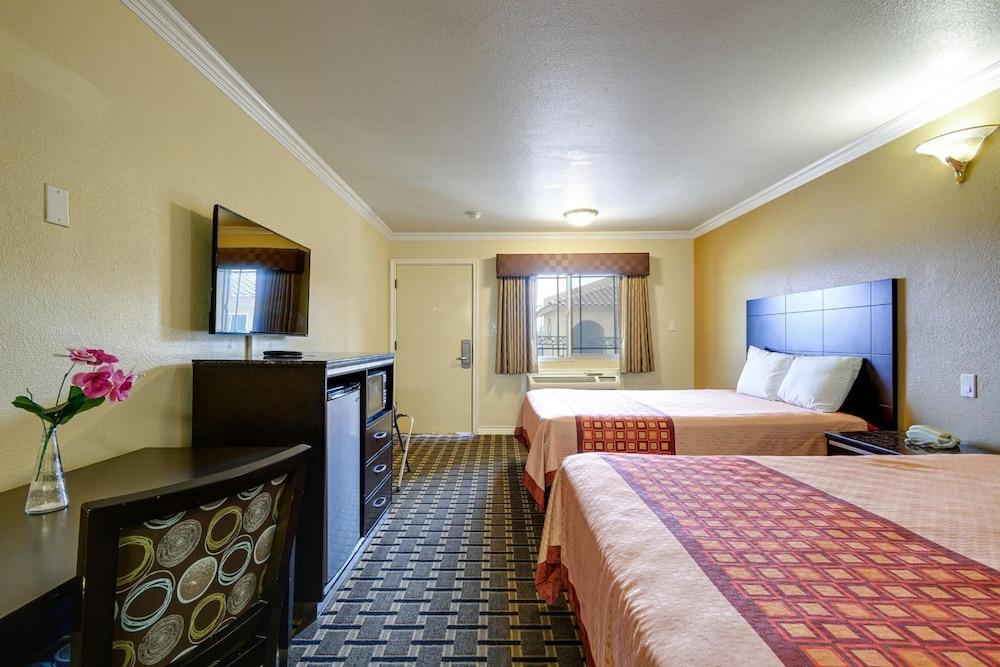 Hacienda Inn photo 11