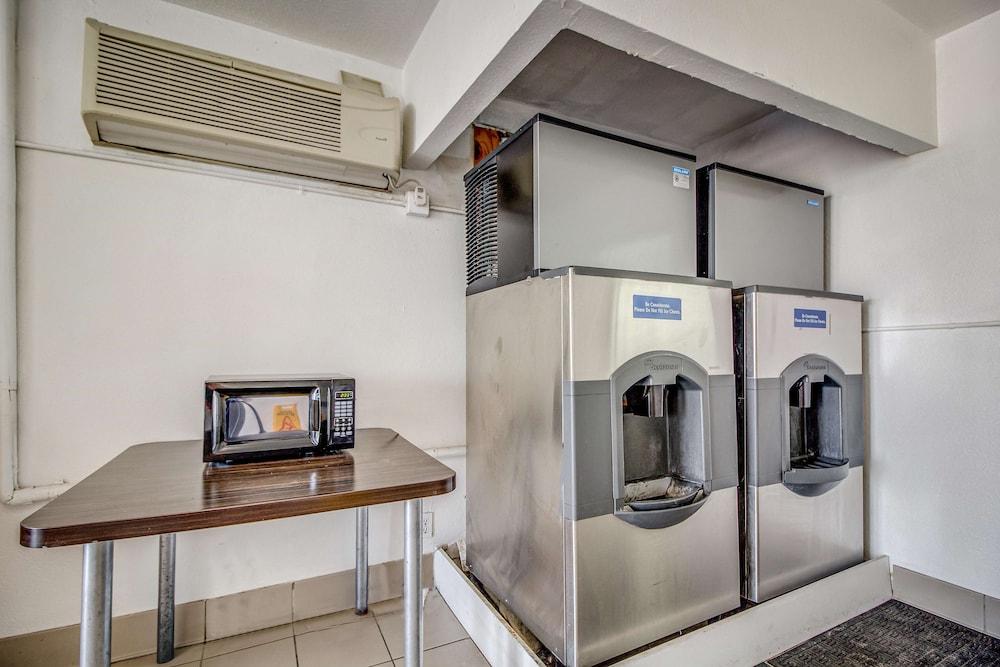 Motel 6 Conroe, TX photo 25