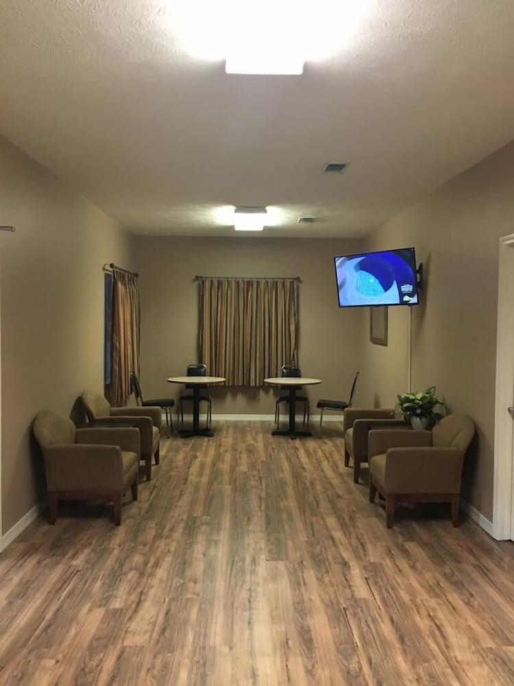 Oak Tree Inn photo 11