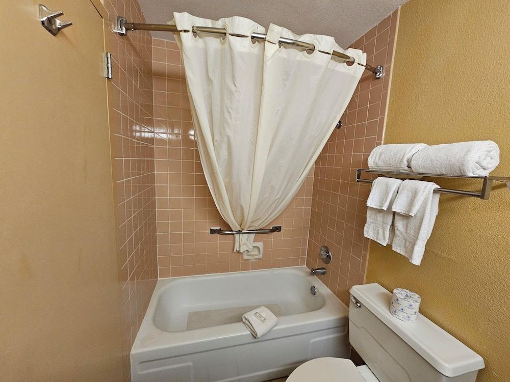 Clarion Inn & Suites Roswell photo 22
