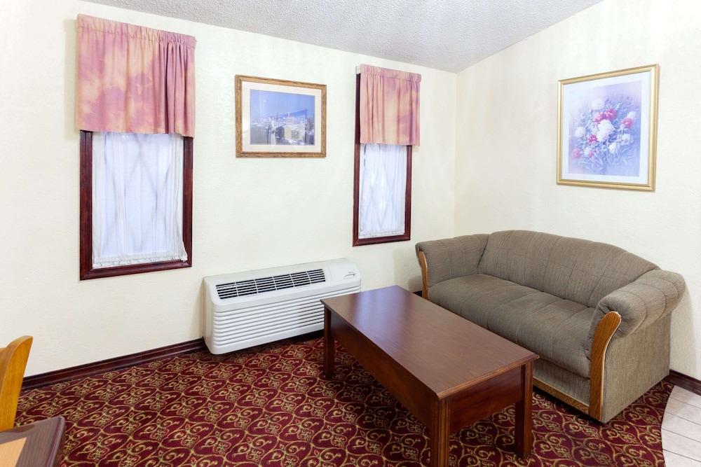 Knights Inn Tucker photo 5