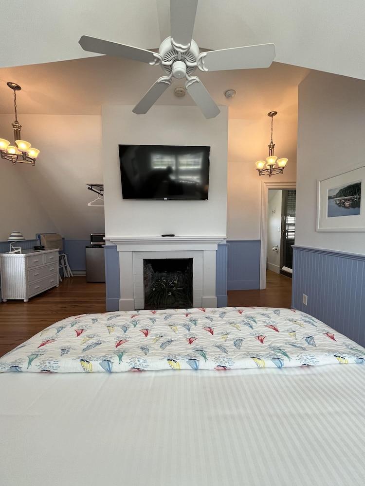 Beach Breeze Inn photo 56