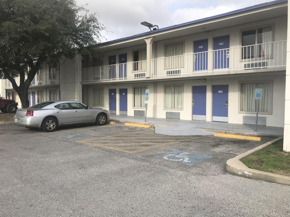 Motel 6 Houston, TX - East photo 35