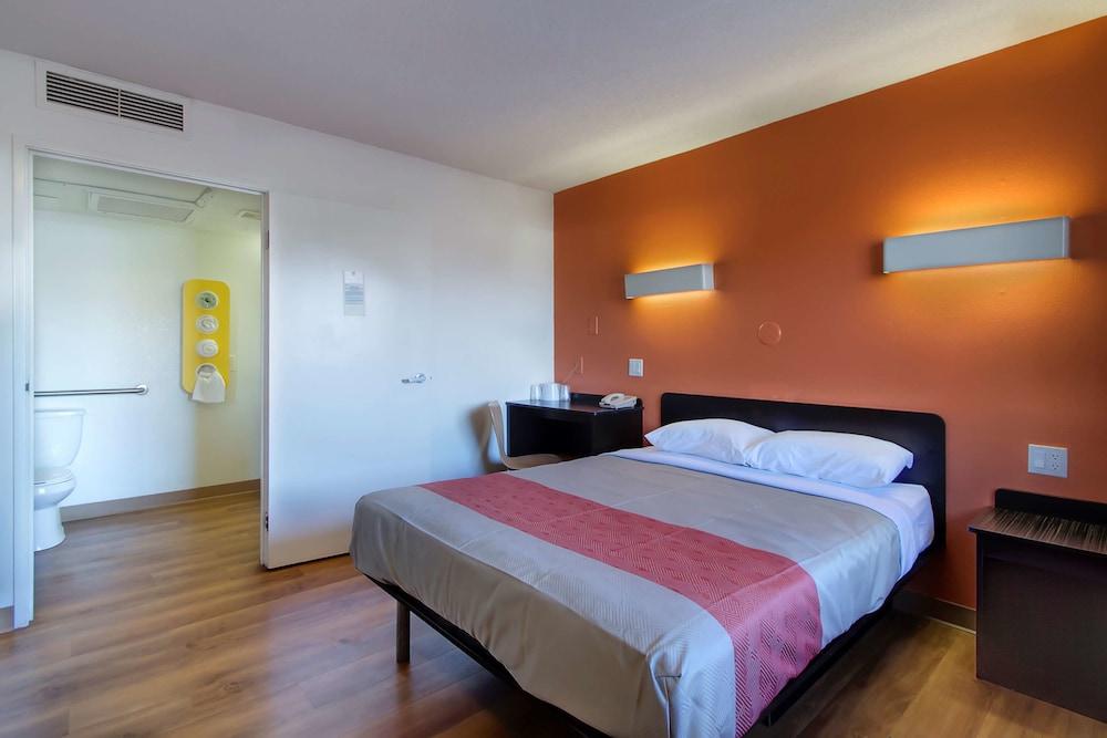 Motel 6 Capitol Heights, MD - Washington photo 13
