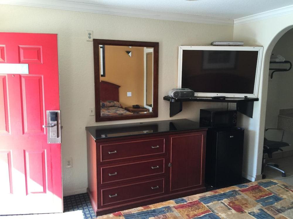 Regency Inn and Suites photo 5