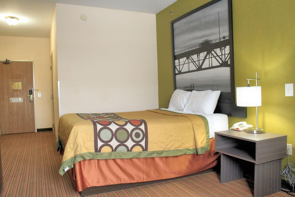 Super 8 by Wyndham Big Rapids photo 3