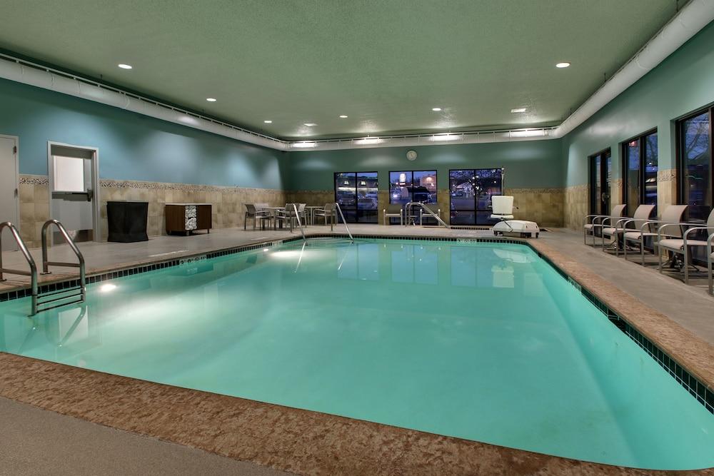 Holiday Inn Express & Suites - Interstate 380 at 33rd Avenue by IHG photo 9