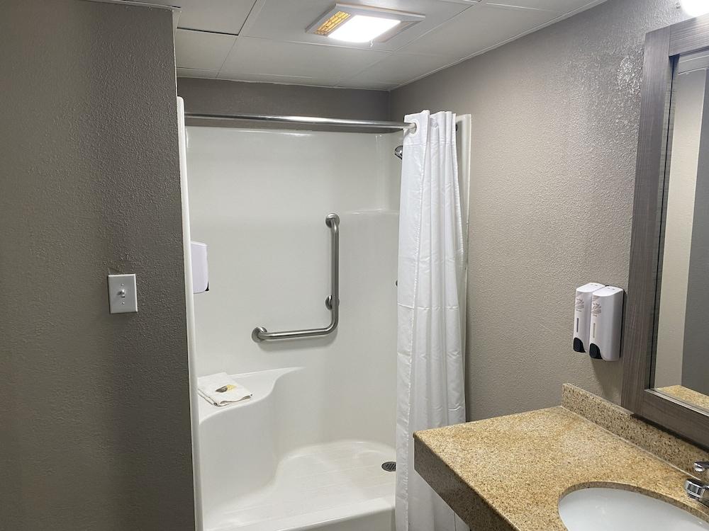 Red Roof Inn Jacksonville, AL photo 12
