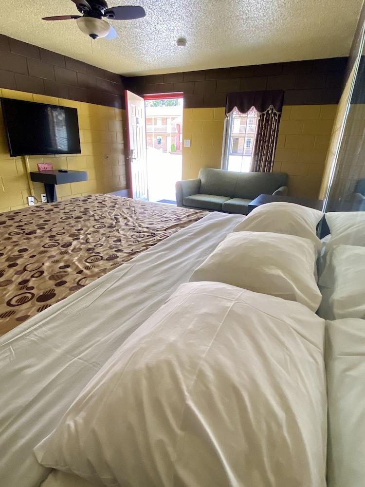 Savannah Inn and Suites photo 6