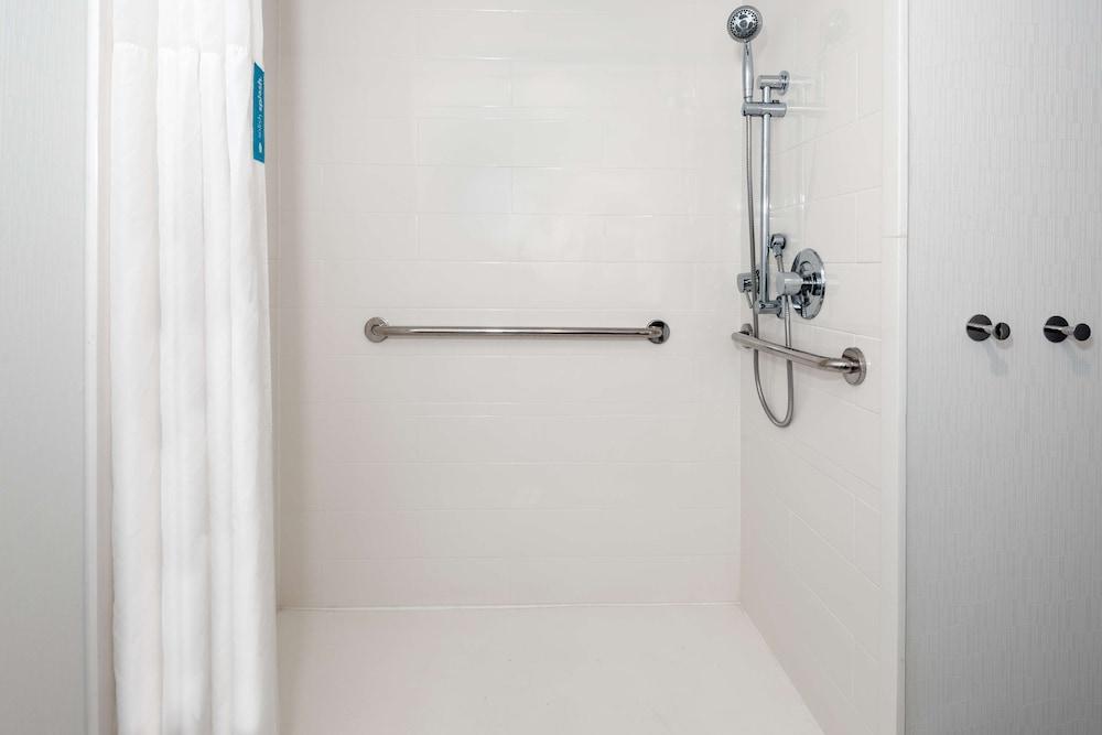 Hampton Inn Salisbury photo 18