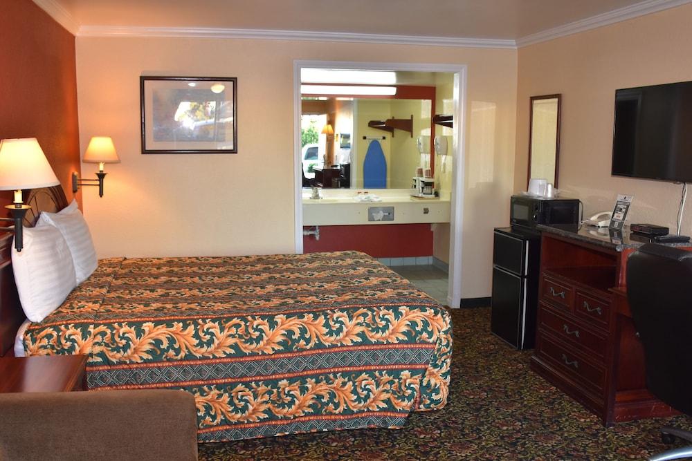 Dynasty Suites Santa Fe Springs photo 6