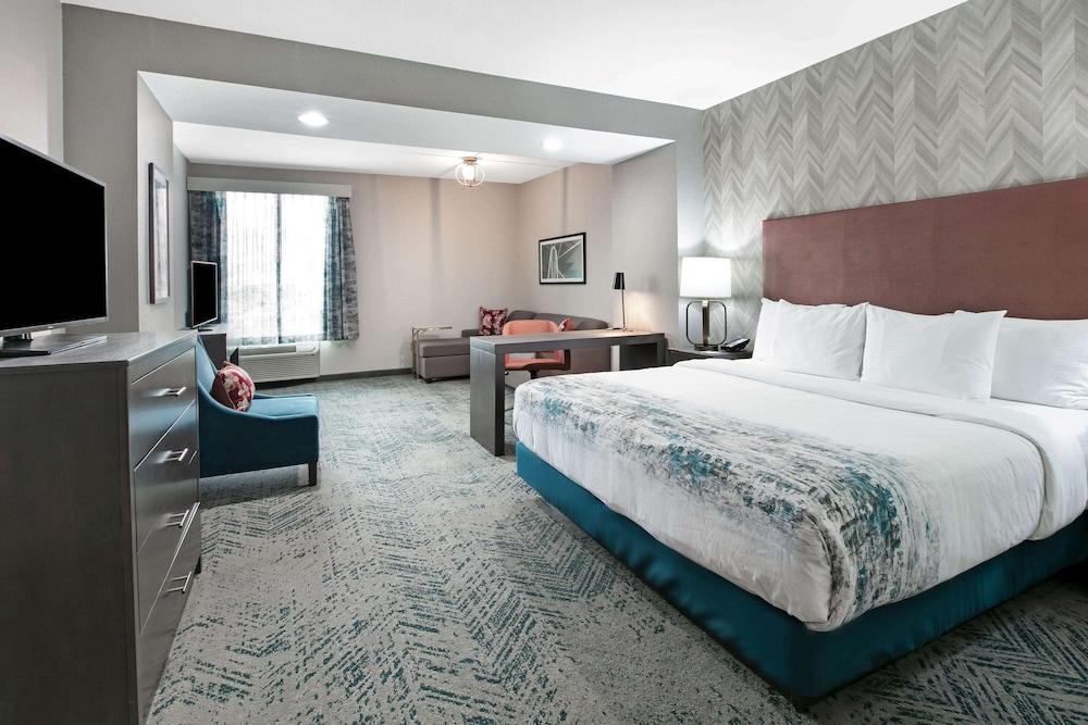 La Quinta Inn & Suites by Wyndham DFW West-Glade Parks photo 20