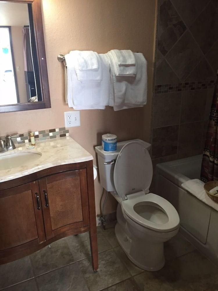 Going-To-The-Sun Inn & Suites photo 31