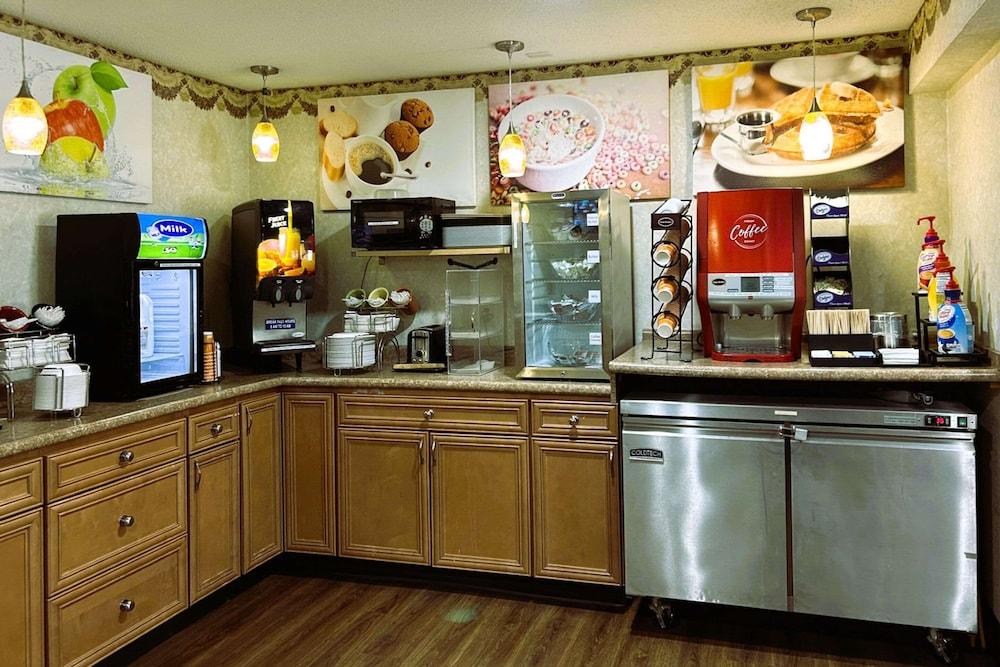 Econo Lodge Grand Forks near University photo 3