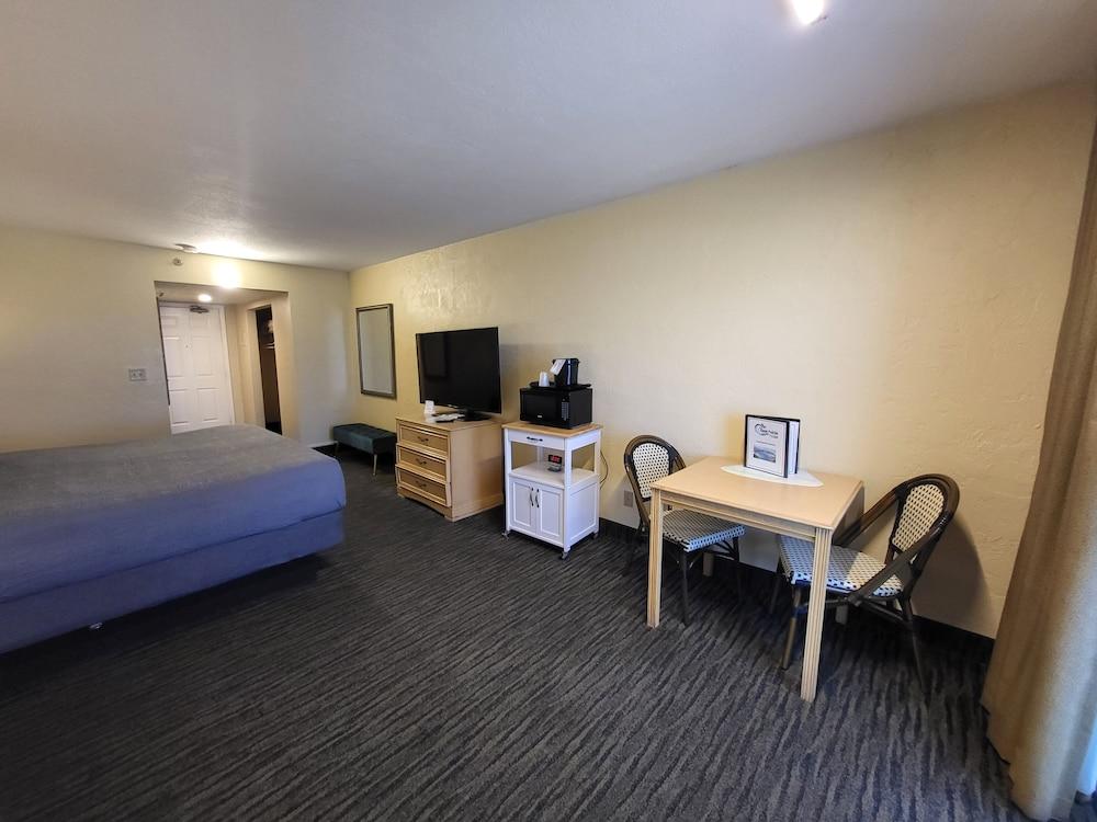 Beachside Hotel photo 14
