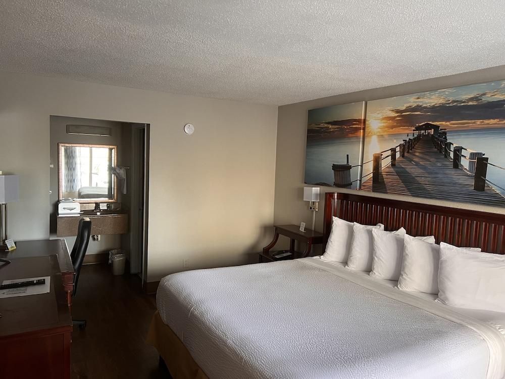 Econo Lodge Daytona Beach - Speedway photo 38