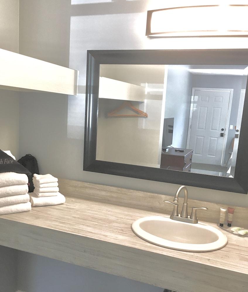 Empire Lakeshore Inn photo 9