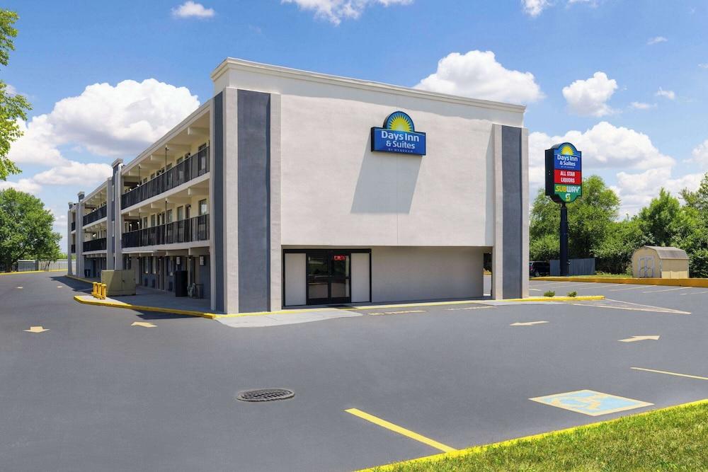 Days Inn & Suites by Wyndham Indianapolis Airport East photo 1