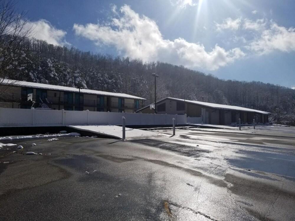 Blue Ridge Rustic Inn photo 31