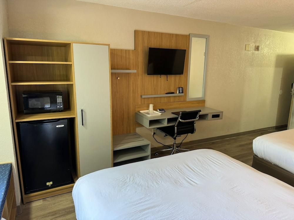 Red Roof Inn Winston-Salem photo 10