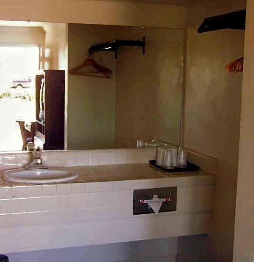 Economy Inn Monterey photo 23