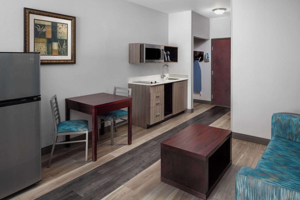 La Quinta Inn & Suites by Wyndham Woodward photo 3