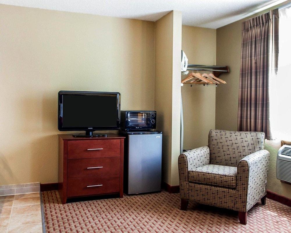 Quality Inn & Suites Davenport near I-80 photo 14